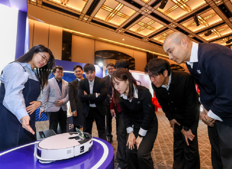 삼성전자 ‘비스포크 AI 스팀’ 시연, 로봇 가전 경쟁의 핵심은 보안과 판단력