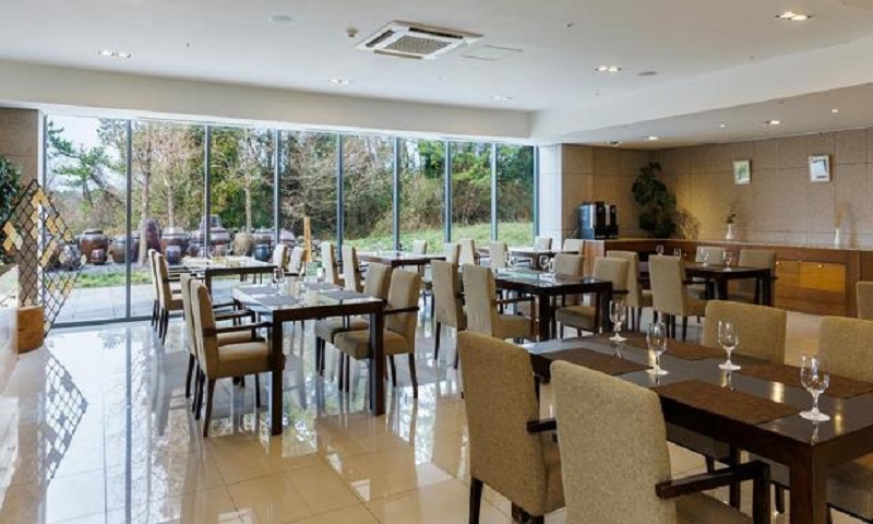 걷는 여행의 시대, 트레킹형 숙소와 단체 여행의 변화