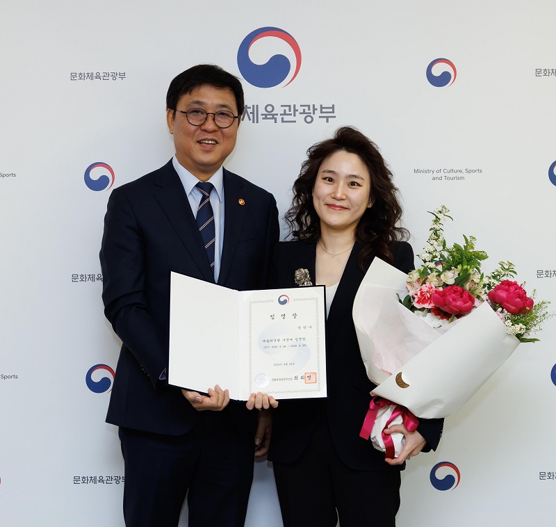 문체부, 예술의전당 장한나 신임 사장에게 임명장 수여